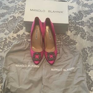 Manolo Blahnik. Hangisi Crystal. Fuschia Silk Pumps. Size 41 (fits like a 40).
